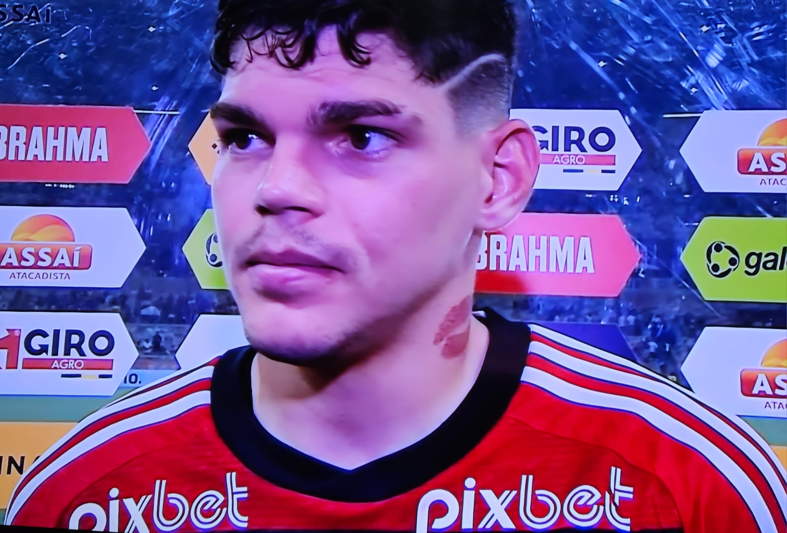 "É CAMPEÃO DE TUDO, ISSO MOTIVA", DIZ AYRTON LUCAS SOBRE TITE APÓS A PARTIDA CONTRA O CRUZEIRO